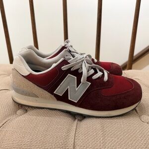 Preowned Men’s 574 New Balance sneakers in great condition.
